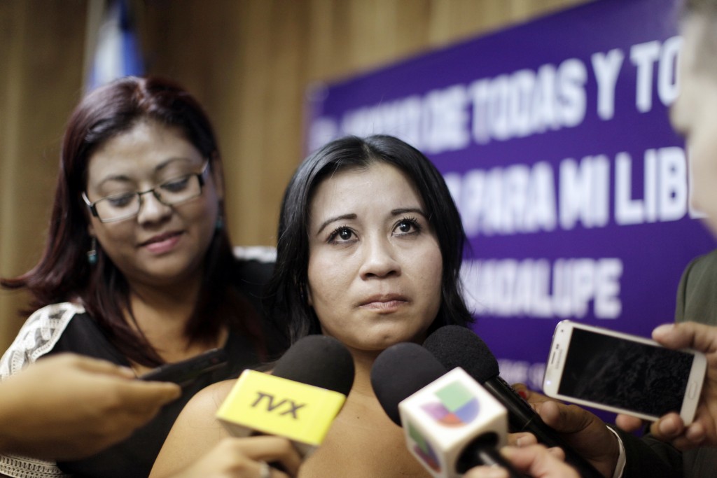 Carmen Guadalupe Vásquez Aldana y Angélica Rivas abogada de la Agrupación Ciudadana por la Despenalización del Aborto Terapéutico Ético y Eugenésico 